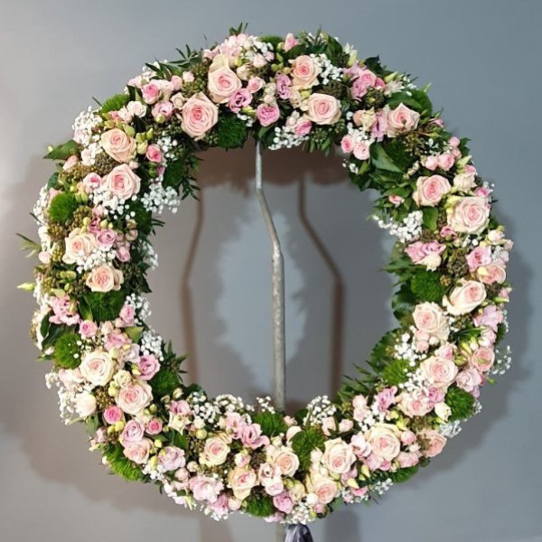 Trauerkranz rund gesteckt mit Rosen  in  rose Bild 1